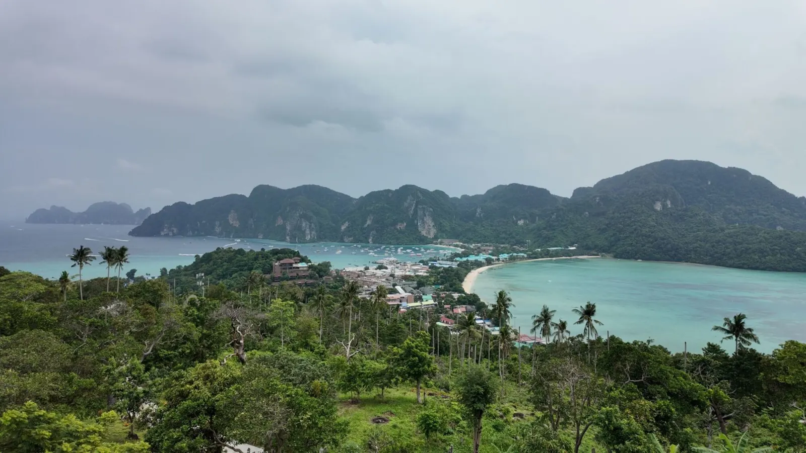 Vue sur les deux baies de Koh Phi Phi depuis le point de vue