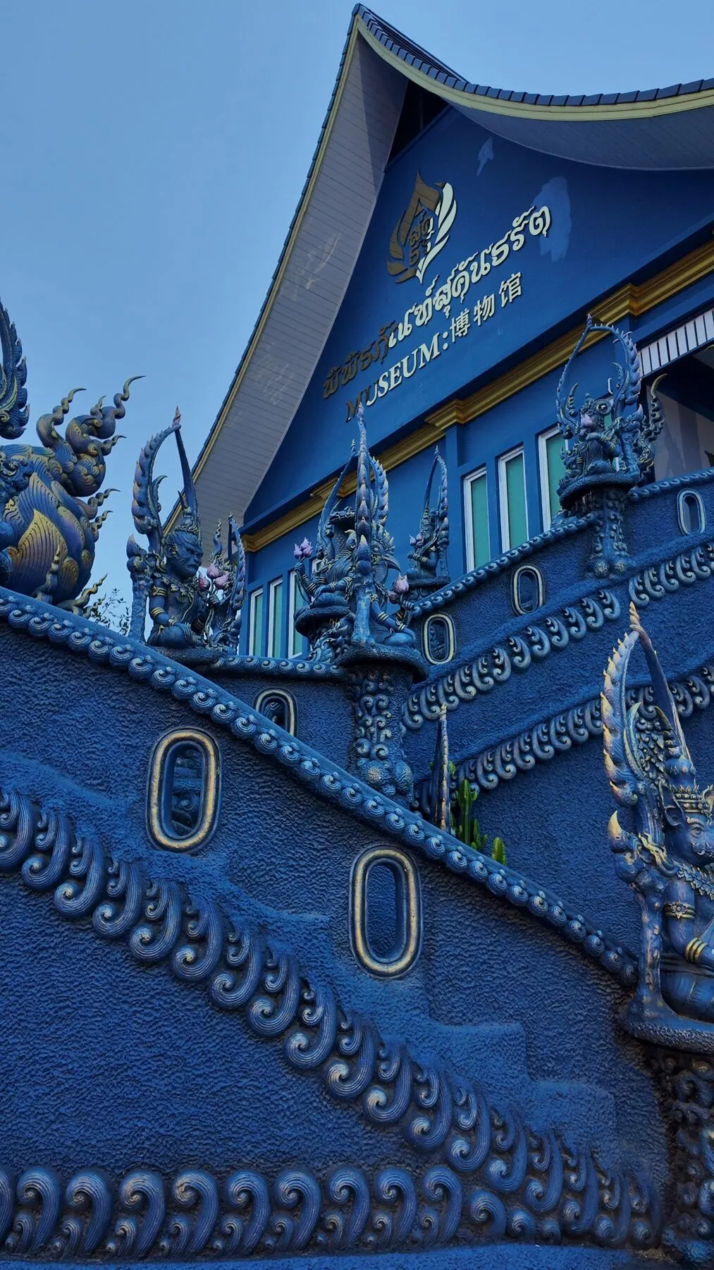 Façade bleue et argent du Temple bleu de Chiang Rai